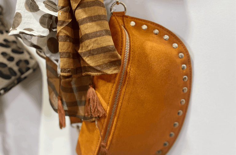 Sac en cuir orange clouté avec foulard, style bohème – maroquinerie à Salernes maroquinerie