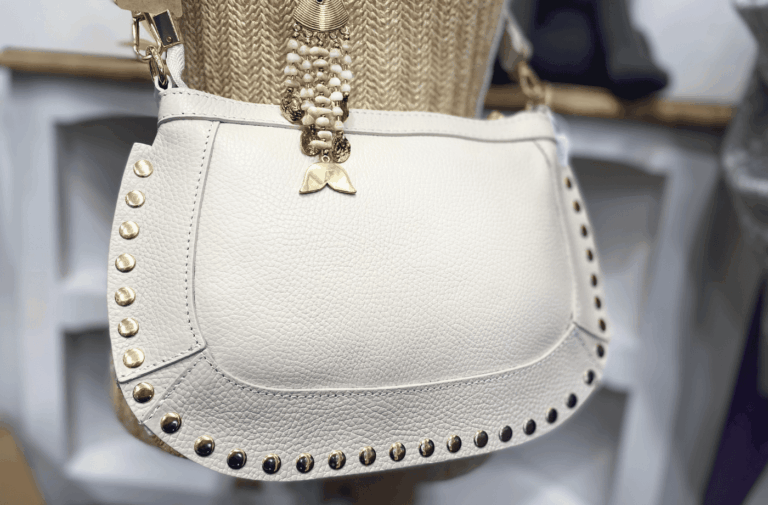 Sac en cuir écru avec clous dorés, modèle élégant – maroquinerie à Salernes maroquinerie
