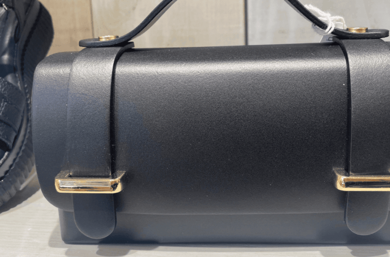 Sac noir structuré en cuir avec détails dorés, style chic – Salernes maroquinerie
