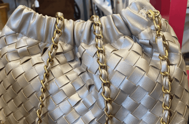 Sac à main femme en cuir tressé beige avec chaîne dorée, accessoire élégant en boutique à Salernes