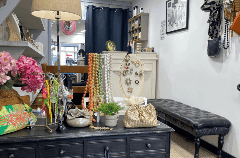 Accessoires de mode et bijoux dans une boutique à Salernes