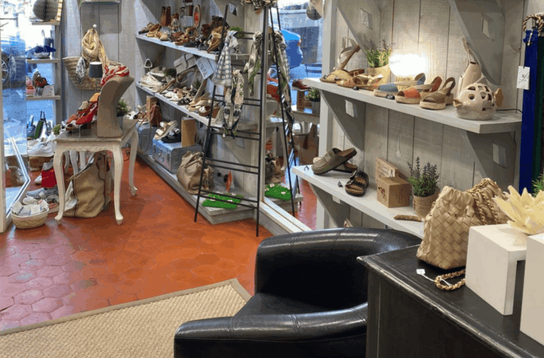 Chaussures et sacs exposés dans une boutique de Salernes
