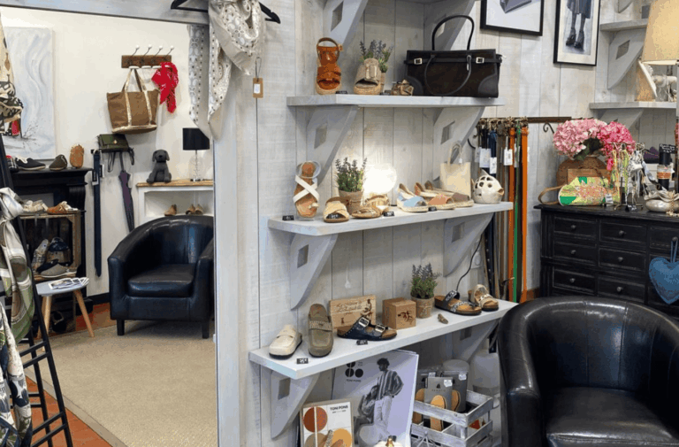 Intérieur boutique chaussures à Salernes avec sandales et accessoires exposés