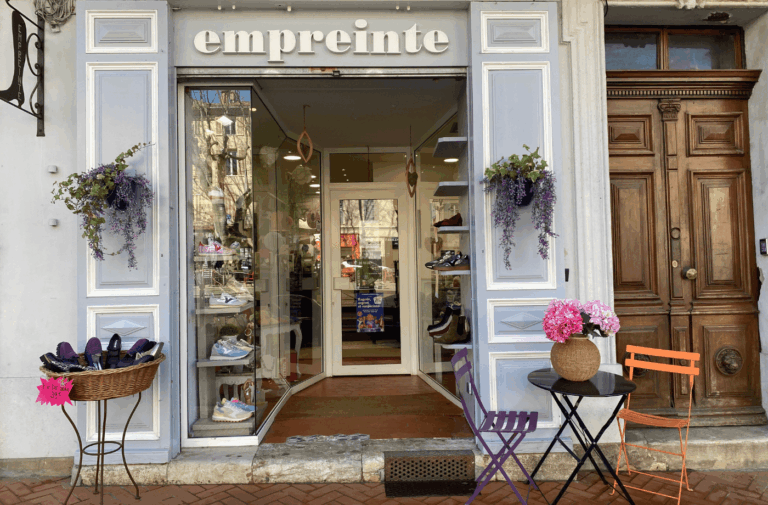 Devanture de boutique de chaussures à Salernes avec vitrine présentant baskets et chaussures tendance