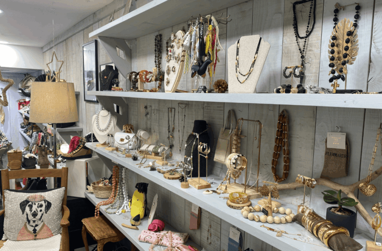 Présentation de bijoux et accessoires femme en boutique à Salernes, colliers, bracelets et sacs exposés sur étagères