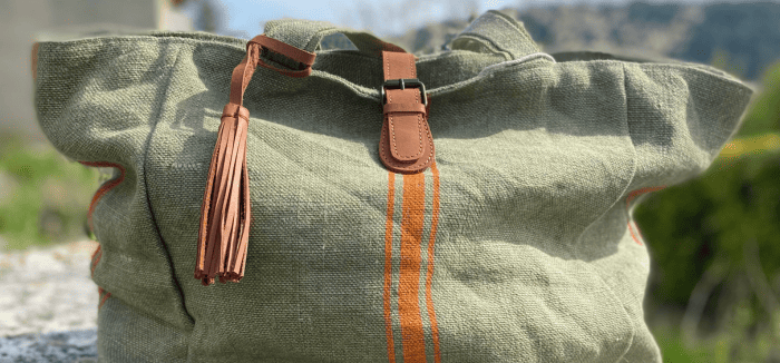 Sac cabas en toile verte avec anses en cuir et bandes orange, style naturel et élégant maroquinerie