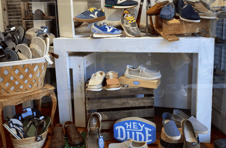 Sneakers et chaussures homme en vitrine dans une boutique à Salernes