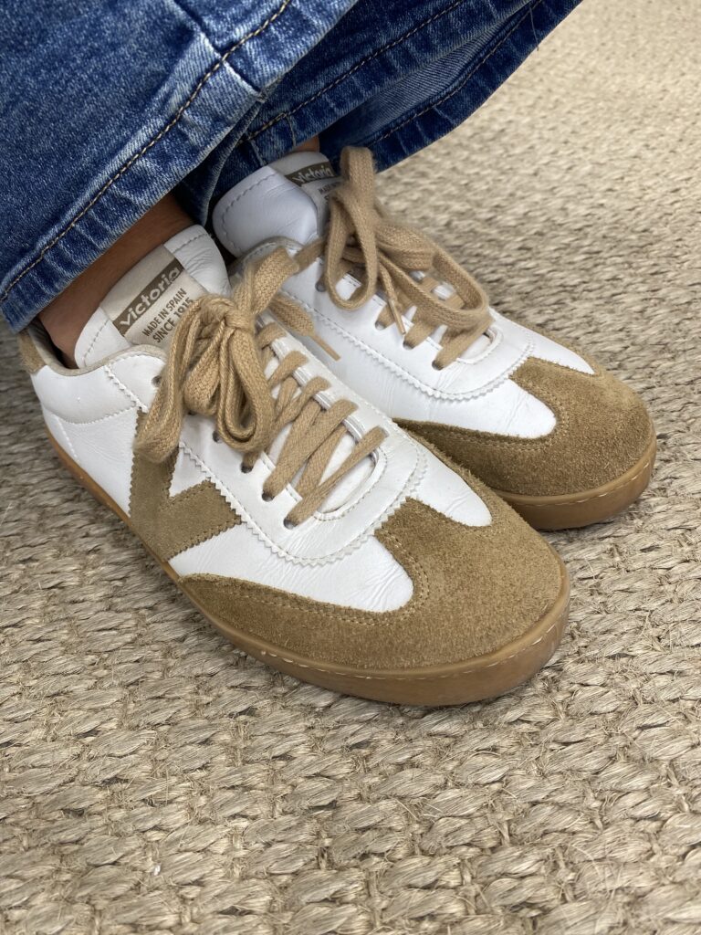 Baskets femme blanches et camel Victoria en cuir et daim – magasin de chaussures à Salernes