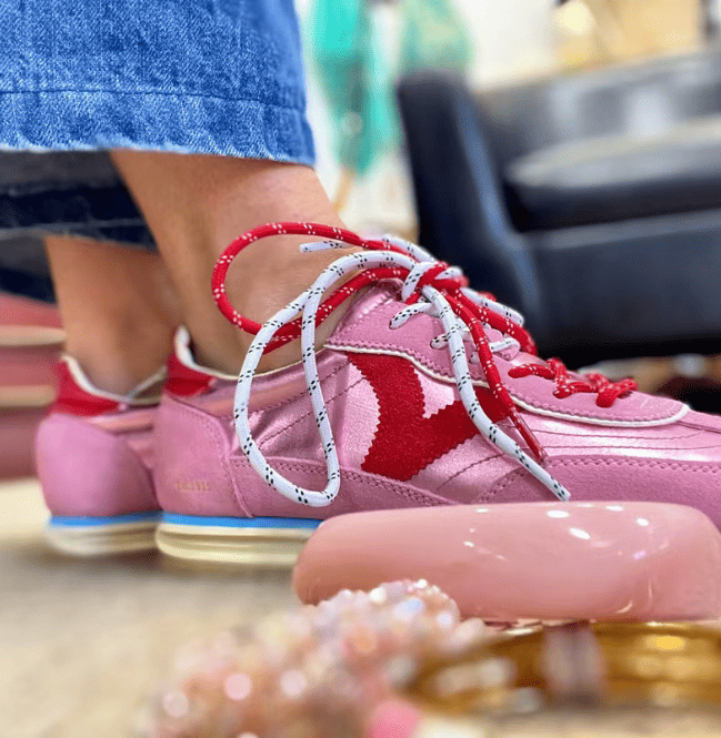 Sneakers femme roses avec lacets rouges et blancs, modèle tendance – boutique de chaussures à Salernes