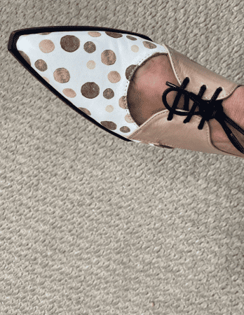 Chaussure femme élégante à lacets avec motif à pois dorés et cuir nude, modèle original en boutique à Salernes