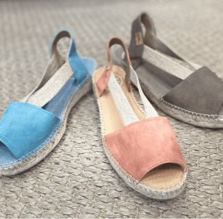 Espadrilles pour femme en daim bleu ciel, corail et taupe avec brides élastiques, semelle en corde tressée, boutique de chaussures Salernes.