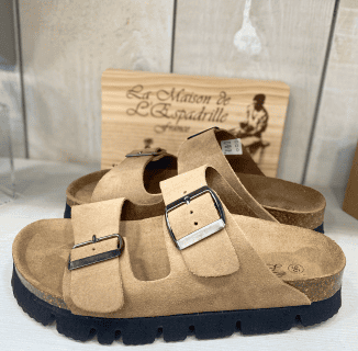 Sandales en cuir beige avec boucles, modèle confort pour femme – boutique de chaussures à Salernes