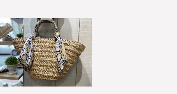Panier en paille tressée avec foulard imprimé – maroquinerie femme à Salernes