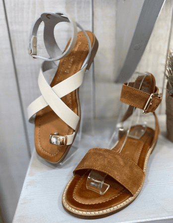 Sandales plates femme camel et blanc avec brides croisées et boucle dorée – boutique de chaussures à Salernes
