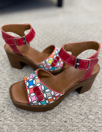 Sandales femme à talon en cuir avec motif coloré et brides rouges, modèle original en boutique à Salernes