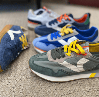 Baskets homme multicolores en daim et textile avec lacets colorés, style casual, présentées sur tapis – boutique de chaussures à Salernes