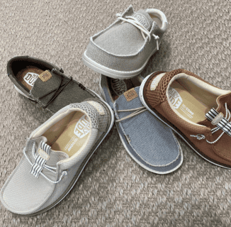 Chaussures bateau homme en toile et cuir, style décontracté, présentées en plusieurs coloris sur tapis beige – boutique de chaussures à Salernes