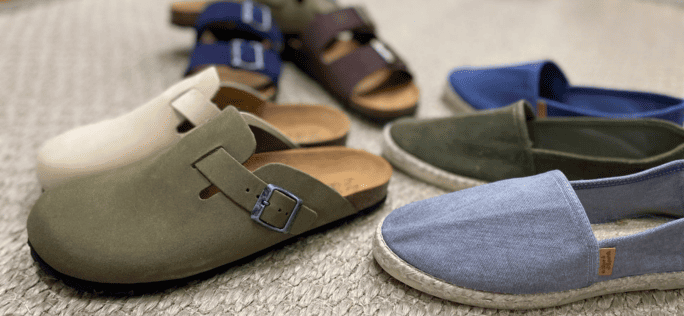 Sabots en cuir et espadrilles homme décontractées, avec sandales en arrière-plan, présentés en boutique de chaussures à Salernes